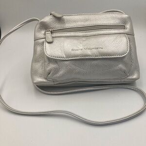 STONE MOUNTAIN METALIC SILVER ALL LEATHER CROSSBODY VINTAGE PURSE SIMPLE & CHIC